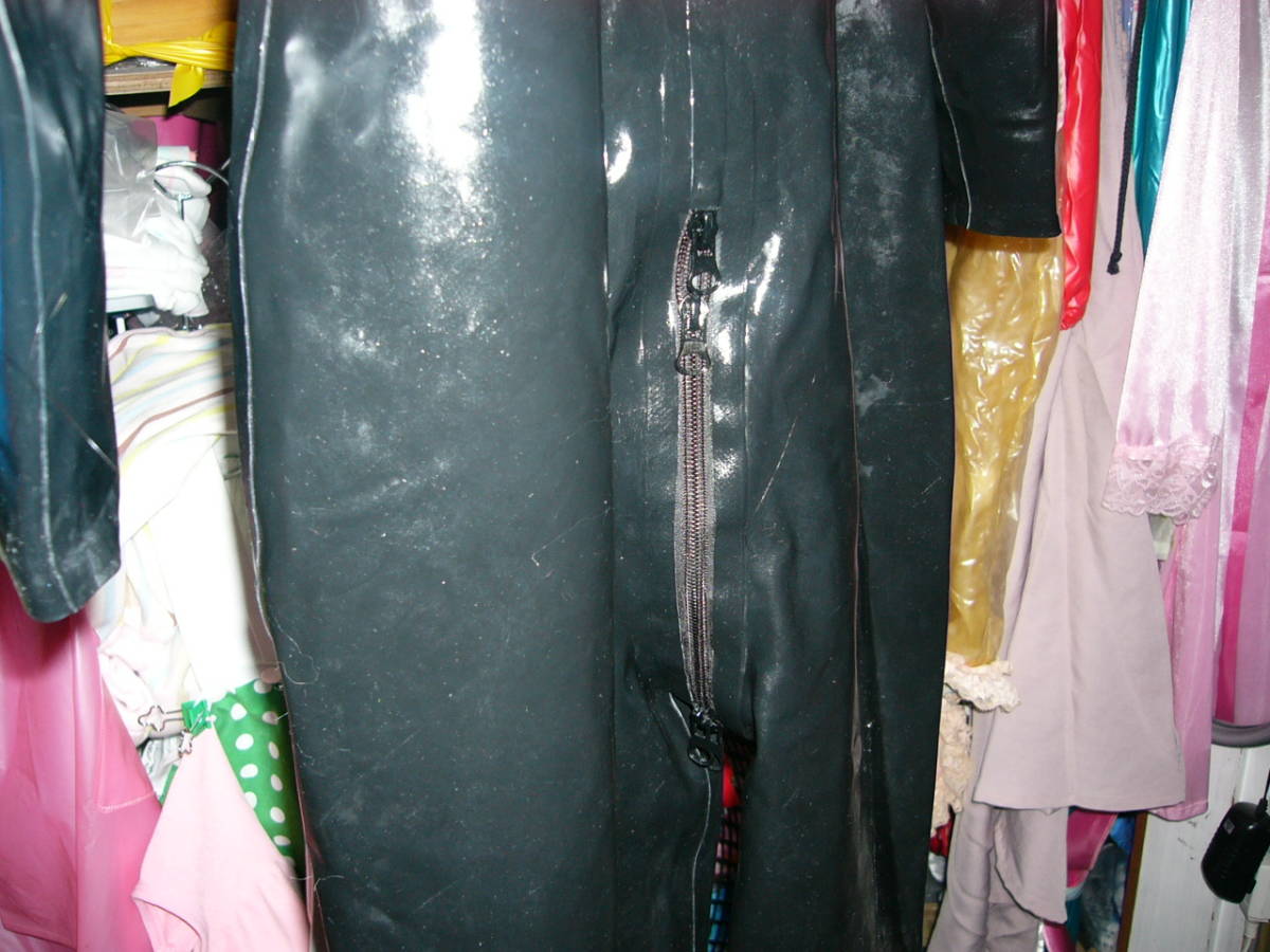  резина костюм мокрый костюм способ чёрный производство неизвестен M ранг . тонкий обе плечо застежка-молния .. передний после застежка-молния есть резина . повреждение было поэтому полирование . краска ..
