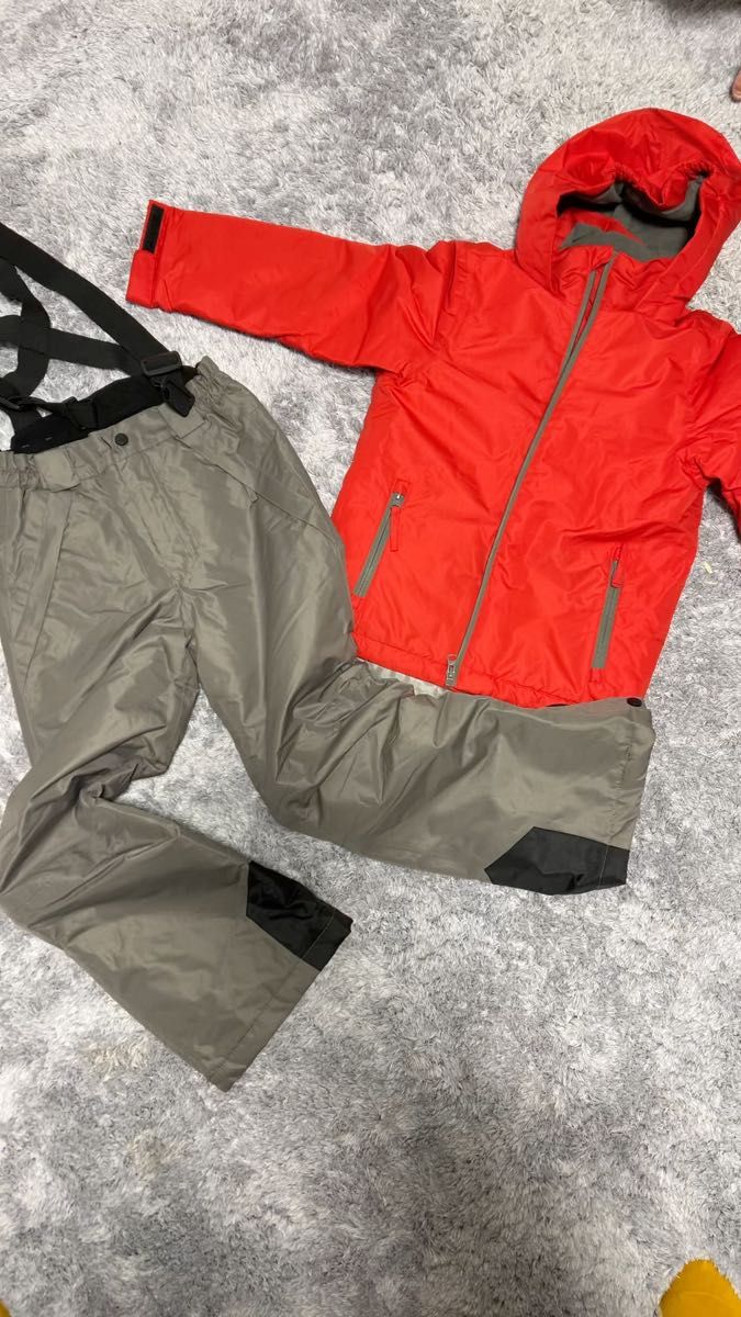 新品 サイズ130 身長122-128cmのキッズ 男児 女児防寒着 スノーウェア スキーウェア 子ども用 上下セット 赤 グレー