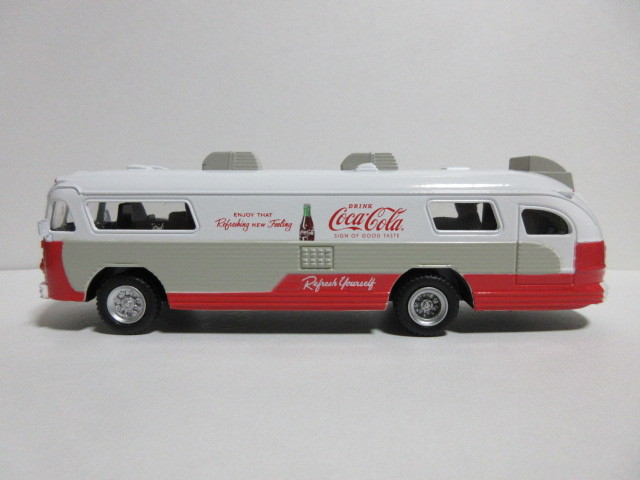 ★新品　ラスト1　★Coca Cola デザイン 1960年代 アメリカのバス 1台　★Motor City Classics 製　長さ16cm　1/64_画像1