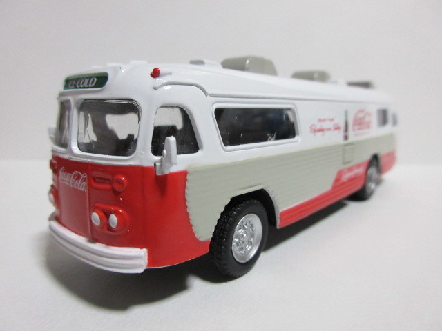 ★新品　ラスト1　★Coca Cola デザイン 1960年代 アメリカのバス 1台　★Motor City Classics 製　長さ16cm　1/64_画像3