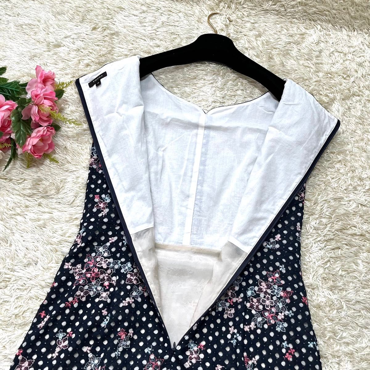 極美品】トッカ 花柄刺繍ワンピース 格子柄 Aライン Vネック 極美品】トッカ 花柄刺繍ワンピース 格子柄 Aライン Vネック