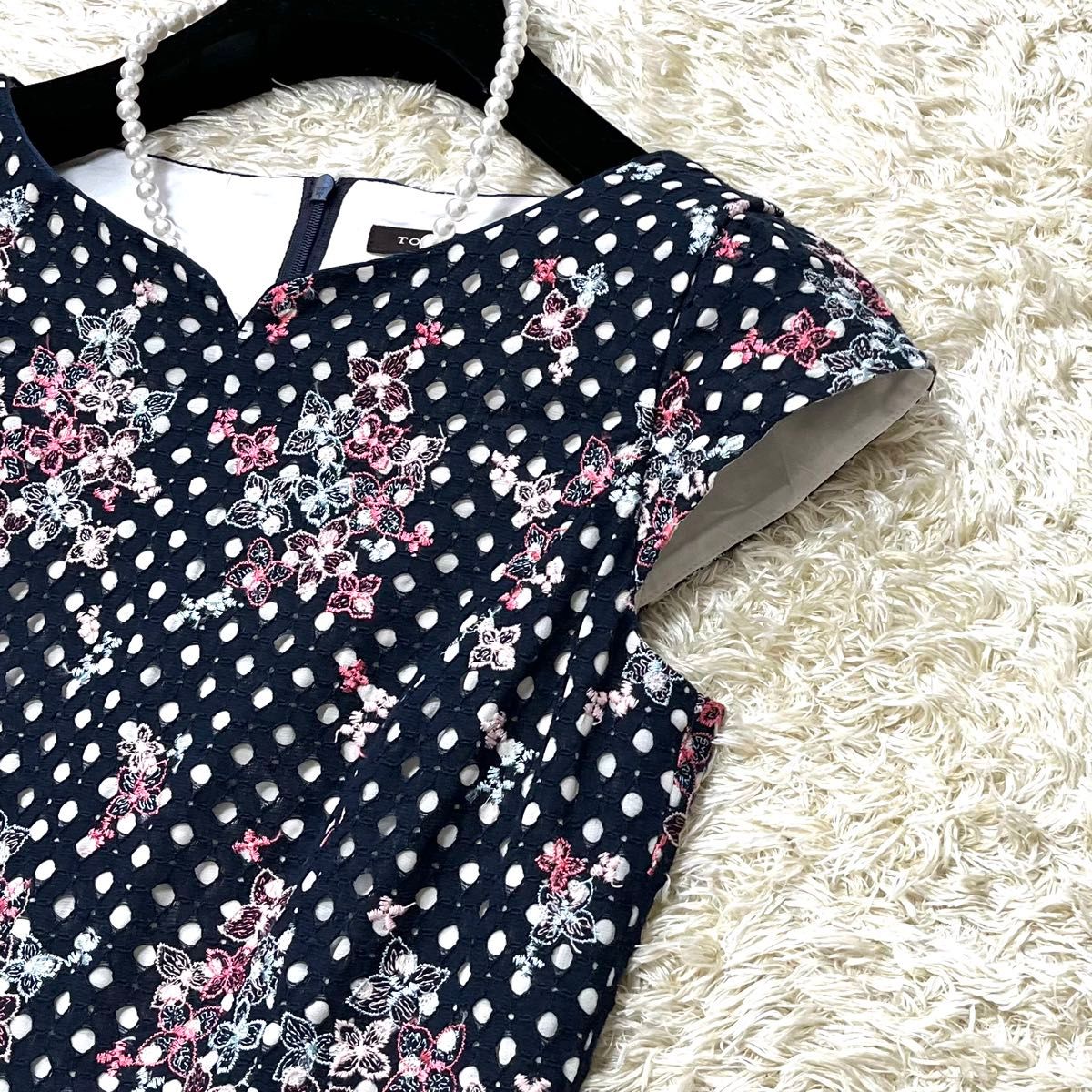 極美品】トッカ 花柄刺繍ワンピース 格子柄 Aライン Vネック 極美品】トッカ 花柄刺繍ワンピース 格子柄 Aライン Vネック