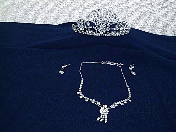 u Eddie ng Tiara * necklace * earrings 3 point set used cheaply please (2)