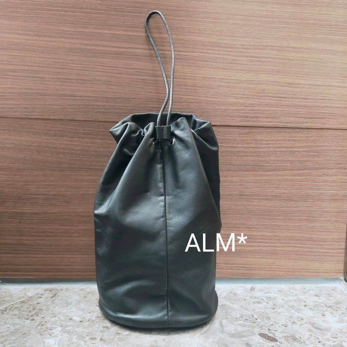 THE ROW ザ ロウ SPORTY POUCH カーフスキンレザー巾着バッグ THE ROW ザ ロウ SPORTY POUCH カーフスキンレザー巾着バッグ