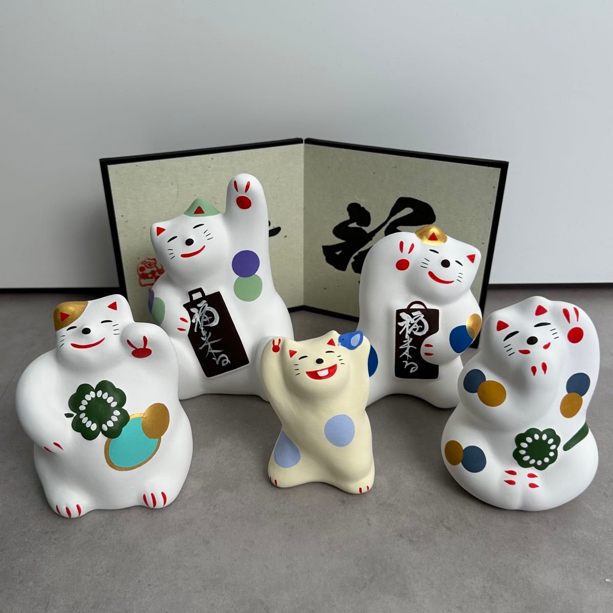 輪葉葉 招き猫 2体+屏風 輪葉葉 招き猫 屏風 まとめ売り オブジェ、置き物