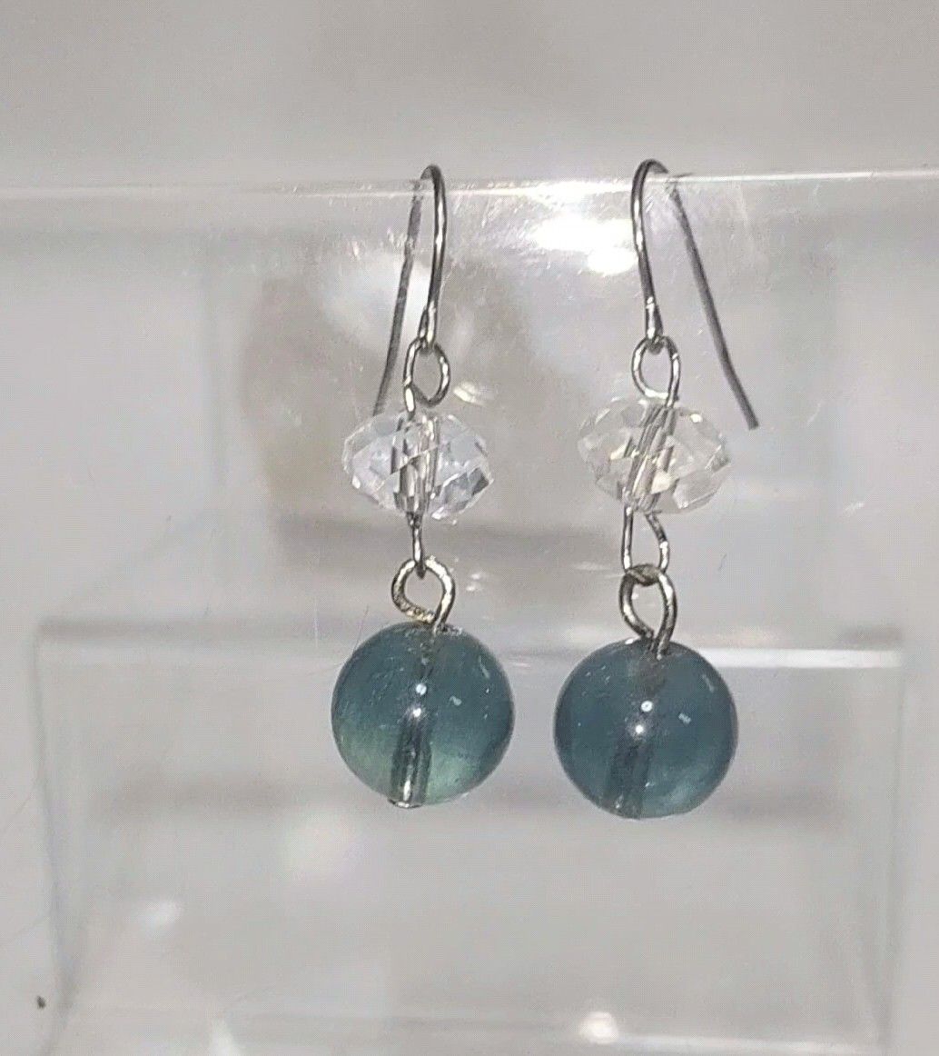 ブルーフローライト9〜10mm・水晶ボタンカット8mmピアス(サージカルステンレス)