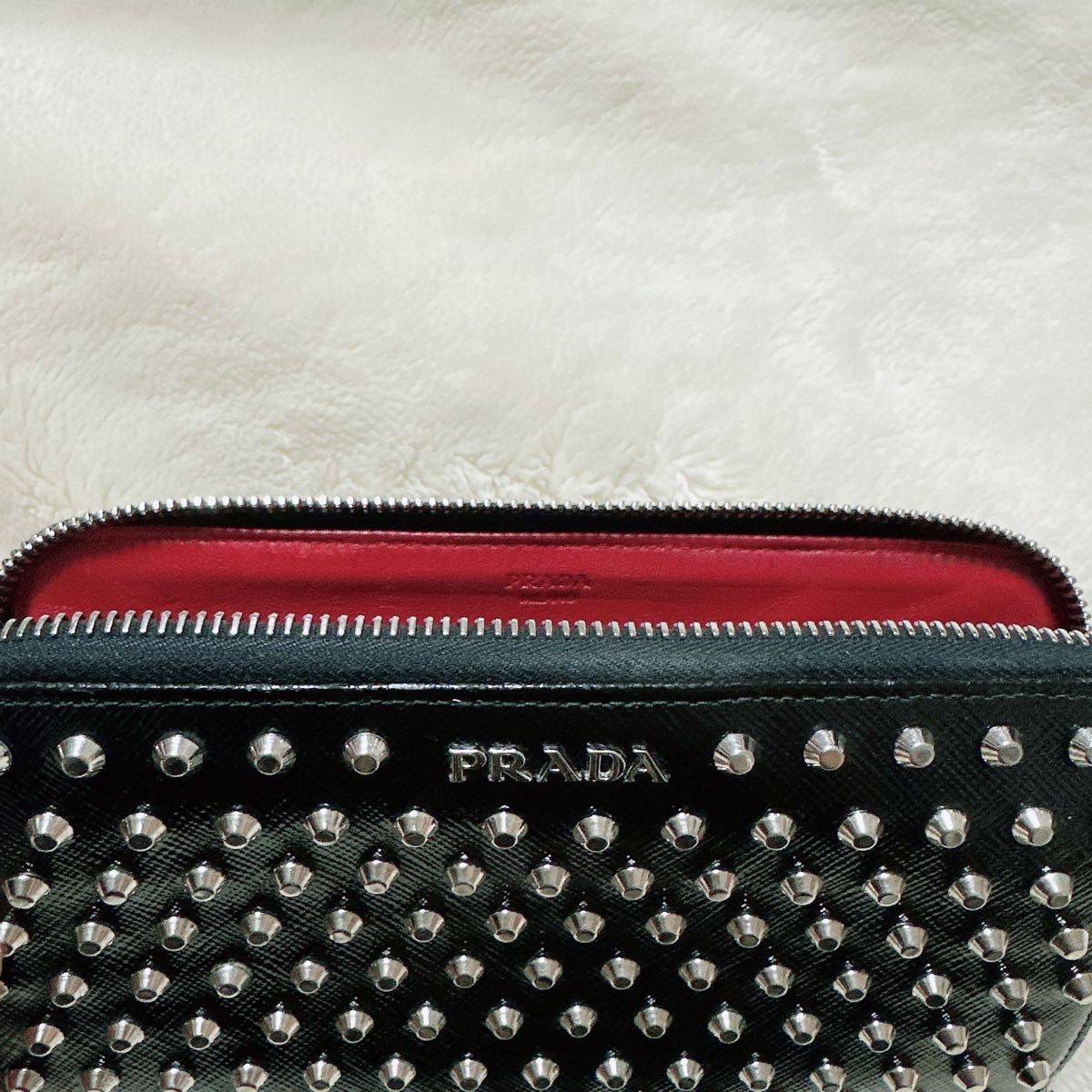 PRADA プラダ スタッズ ロゴ エナメルレザー ファスナー 長財布 PRADA プラダ スタッズ ロゴ エナメルレザー ファスナー 長財布