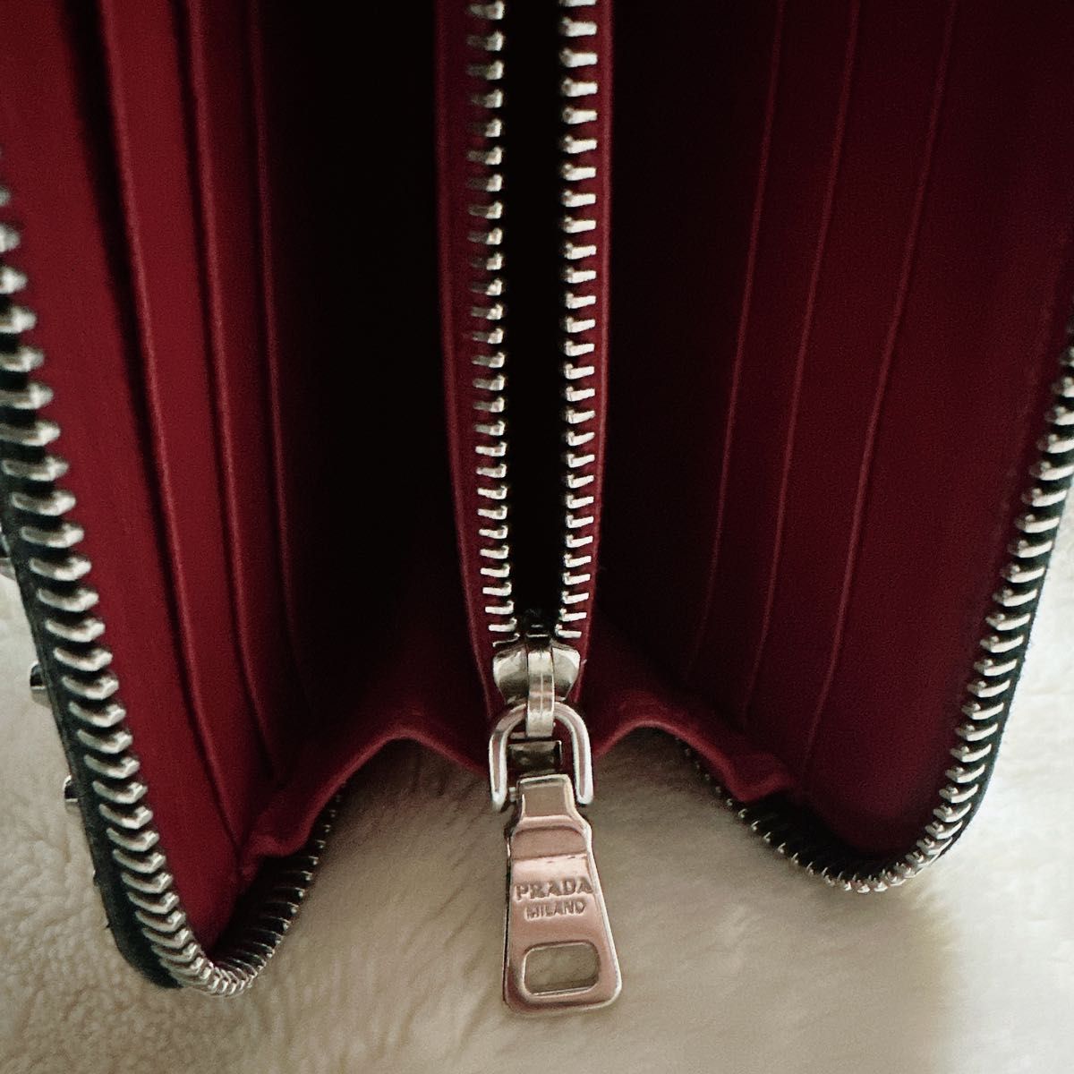 PRADA プラダ スタッズ ロゴ エナメルレザー ファスナー 長財布 PRADA プラダ スタッズ ロゴ エナメルレザー ファスナー 長財布