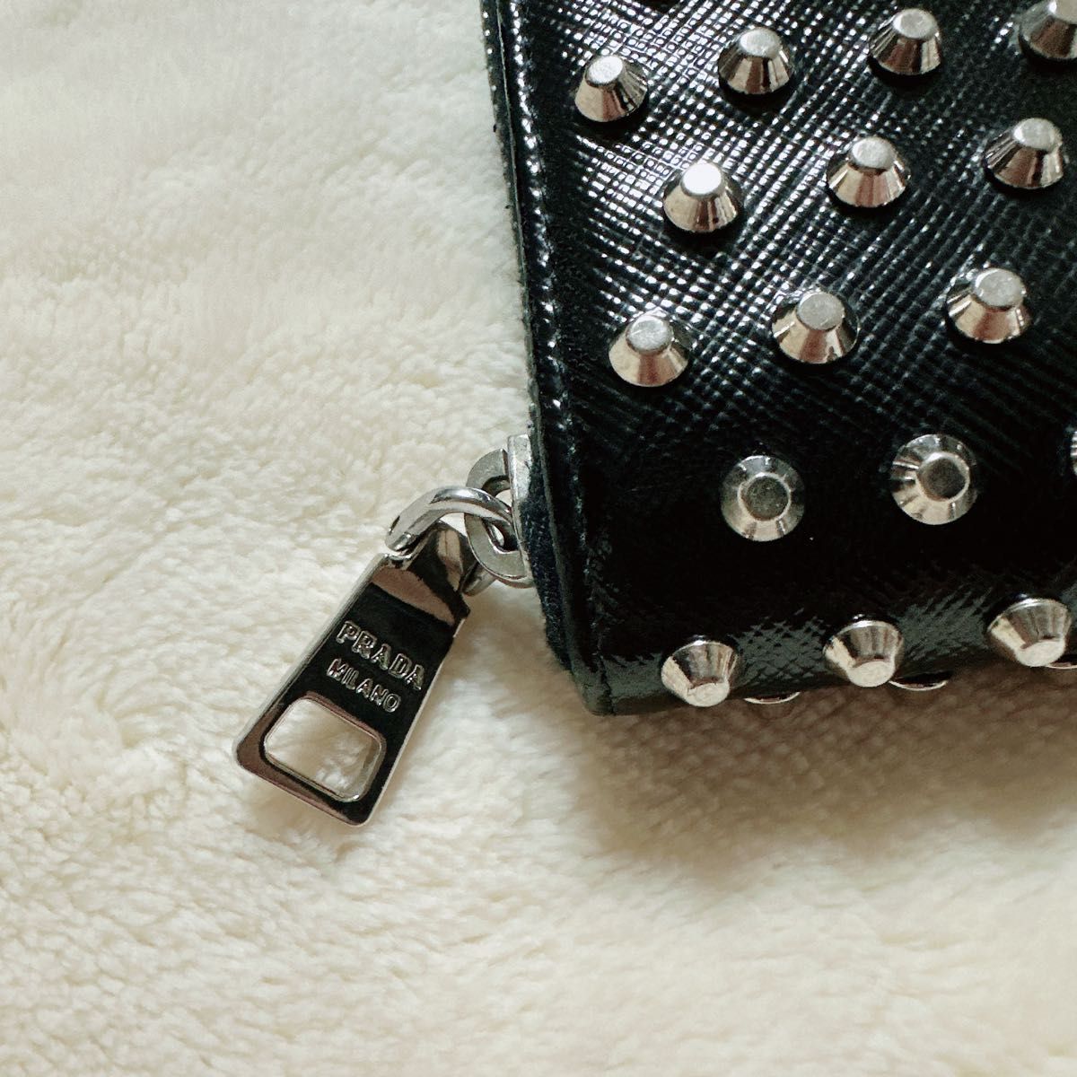 PRADA プラダ スタッズ ロゴ エナメルレザー ファスナー 長財布 PRADA プラダ スタッズ ロゴ エナメルレザー ファスナー 長財布