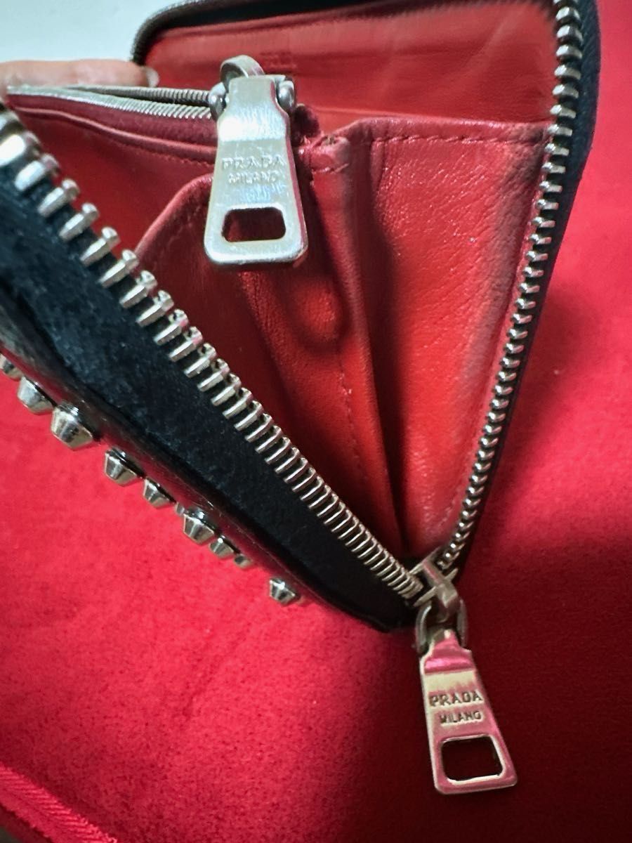 PRADA プラダ スタッズ ロゴ エナメルレザー ファスナー 長財布 PRADA プラダ スタッズ ロゴ エナメルレザー ファスナー 長財布
