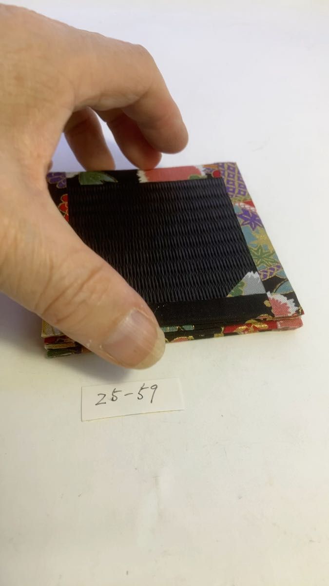 黒メセキ畳に明るい花柄ヘリのコースター4枚組 25-59