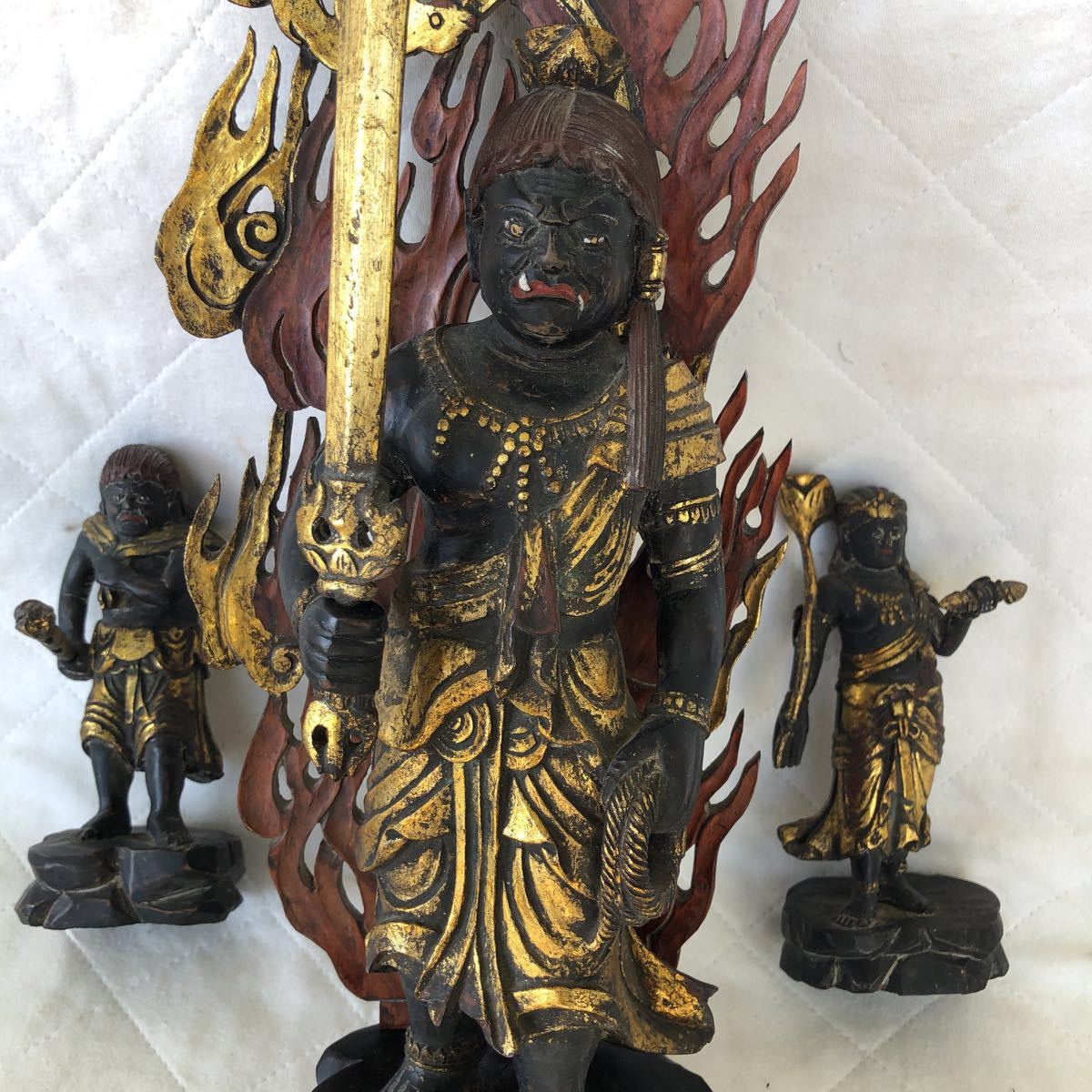 アンティーク 仏教美術 仏像 不動明王像 木彫 横幅12センチ 高さ30センチ 童子2体の横幅7センチ高さ14.5センチ 不動明王の後ろの炎の