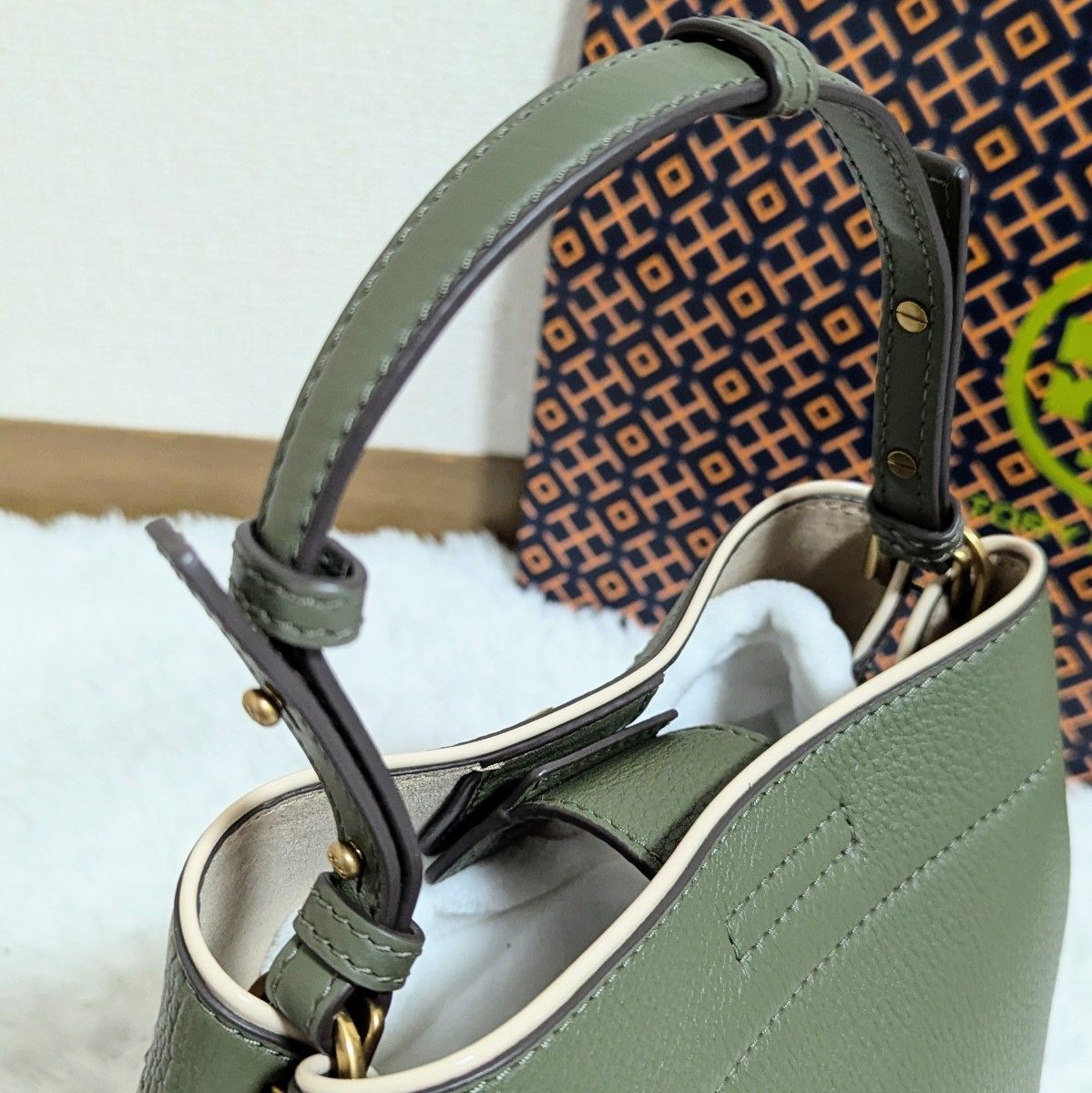 ほぼ未使用 希少カラー トリーバーチ FELIX バケツバッグ 2way ほぼ未使用 希少カラー トリーバーチ FELIX バケツバッグ 2way