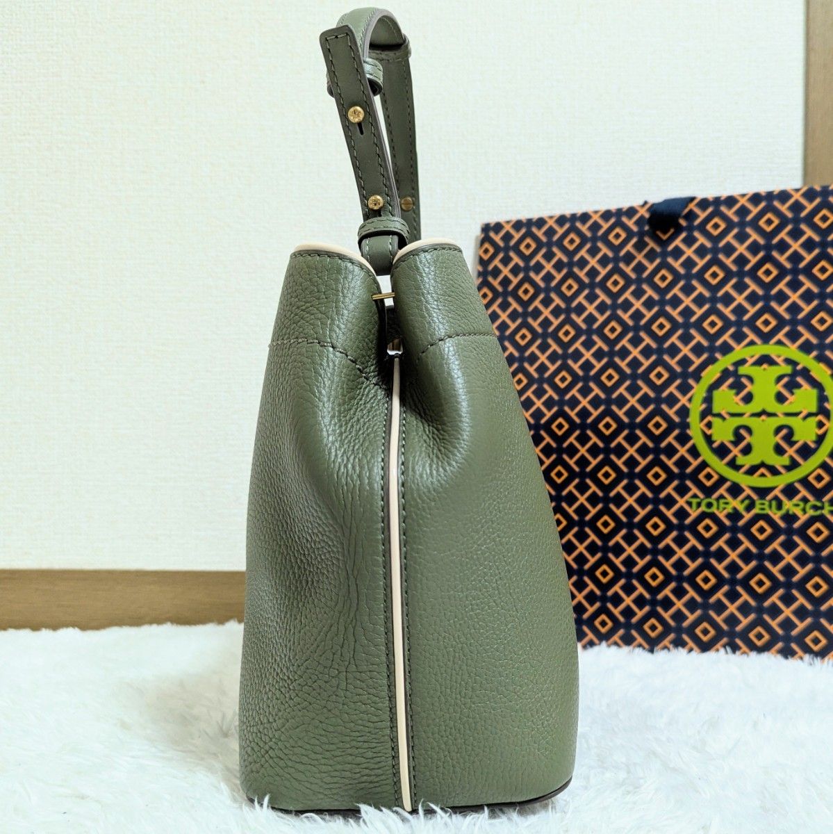 ほぼ未使用 希少カラー トリーバーチ FELIX バケツバッグ 2way ほぼ未使用 希少カラー トリーバーチ FELIX バケツバッグ 2way