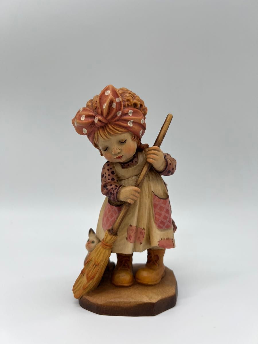 ANRI サラ・ケイ 置物 限定品 1224/4000 ANRI 木彫り人形 サラ・ケイ【Sweeping】4000体限定品 アンリ