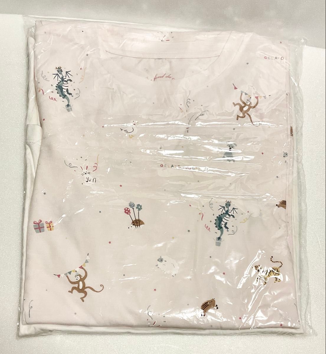 美品✨ジェラードピケ24年ハッピーボックスA Tシャツ 美品✨ジェラードピケ24年ハッピーボックスA Tシャツ