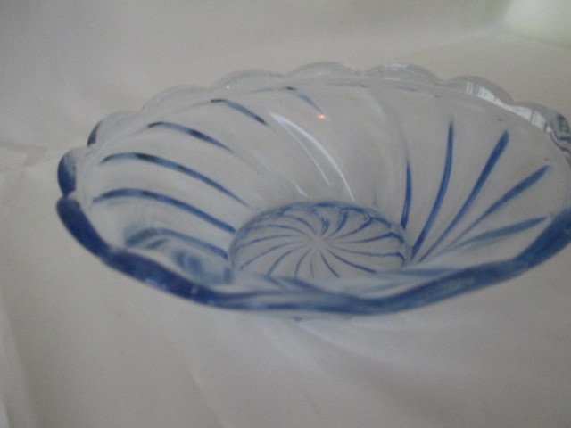 昭和中期以降　かき氷皿ブルー　≪　大柄渦巻き　≫　デザインプレスガラス　４枚組_画像2