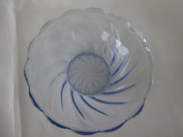 昭和中期以降　かき氷皿ブルー　≪　大柄渦巻き　≫　デザインプレスガラス　４枚組_画像3