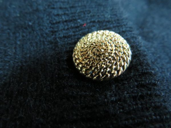 カシミヤ100％のカーディガン M ゆったりサイズ ブラック 金のデザインボタン ウールカーディガン 丸首 フォーマルにも 神戸物語_金の飾りボタン