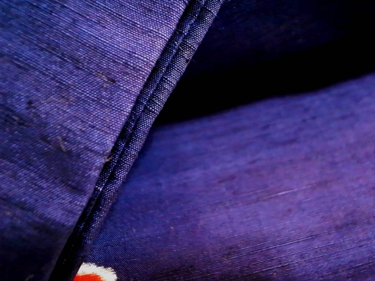 【着物のちさと屋】C644　着物・紬長着 袷　超美品　正絹紬織　紺色地・花柄織模様飛柄　新品長期保管品　仕付け糸付き_生地模様拡大