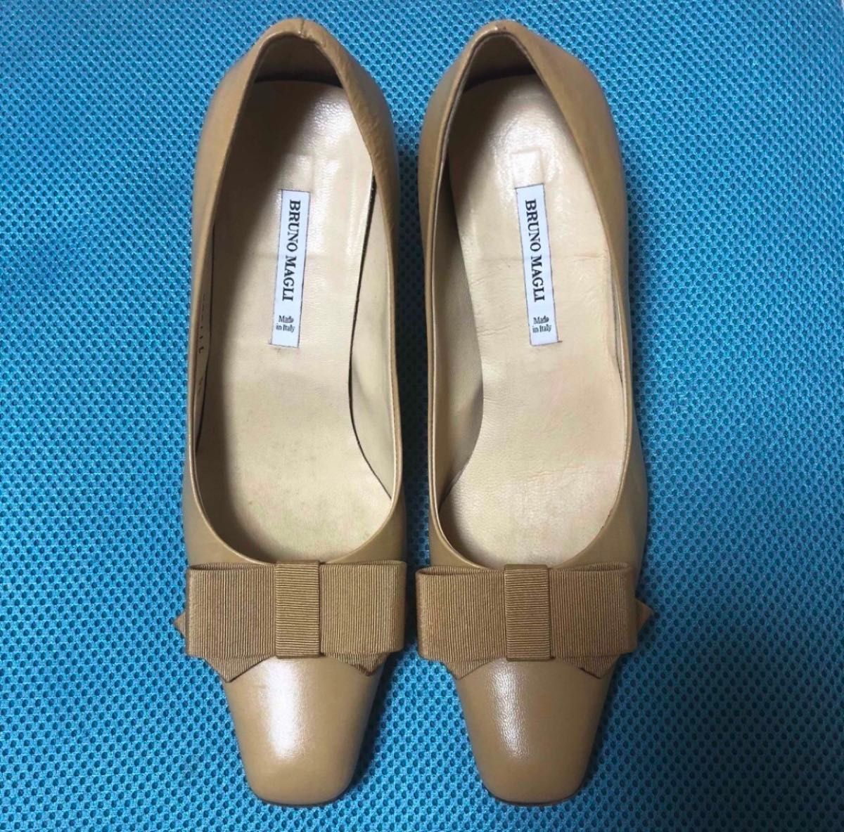 リボン付きの美品!bruno magli の本革パンプス 35 ベージュ レザー