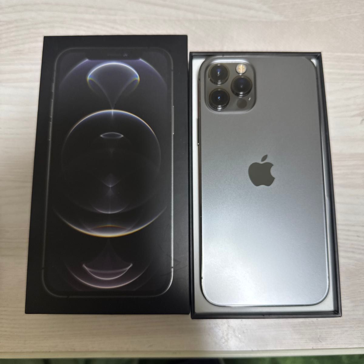 iPhone12 Pro グラファイト 128GB SIMロック解除済み ※画面右下の気泡はフィルムの気泡です。 iPhone12 Pro グラファイト 128GB SIMロック解除済み ※画面右下の気泡はフィルムの気泡です。