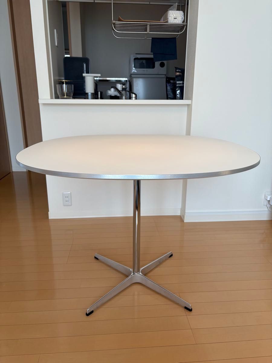 美品】フリッツ・ハンセン/A603スーパー円テーブル/ホワイト 美品】フリッツ・ハンセン/A603スーパー円テーブル/ホワイト