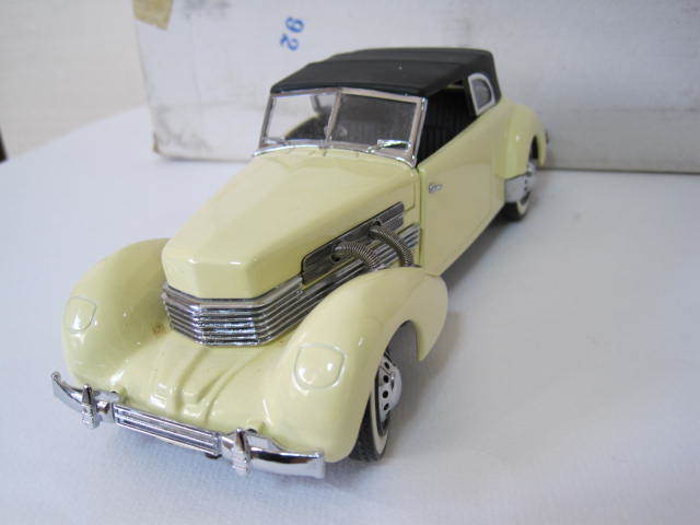 フランクリンミント　１９３７　Cord 812 Phaeton Coupe 1/24 Diecast Model car_画像6