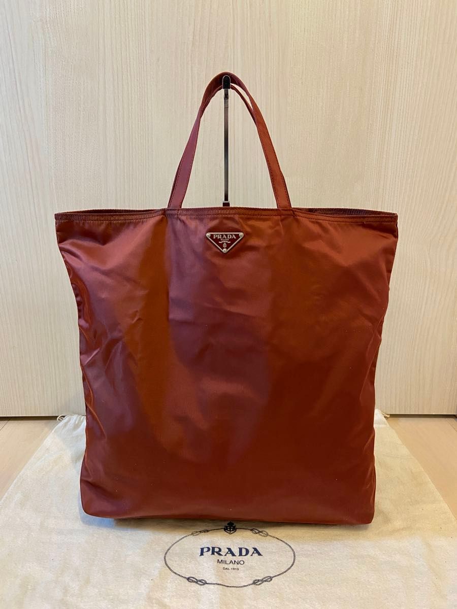 PRADA トートバッグ ナイロン 赤 三角ロゴプレート 人形 PRADA トートバッグ ナイロン 赤 三角ロゴプレート 人形