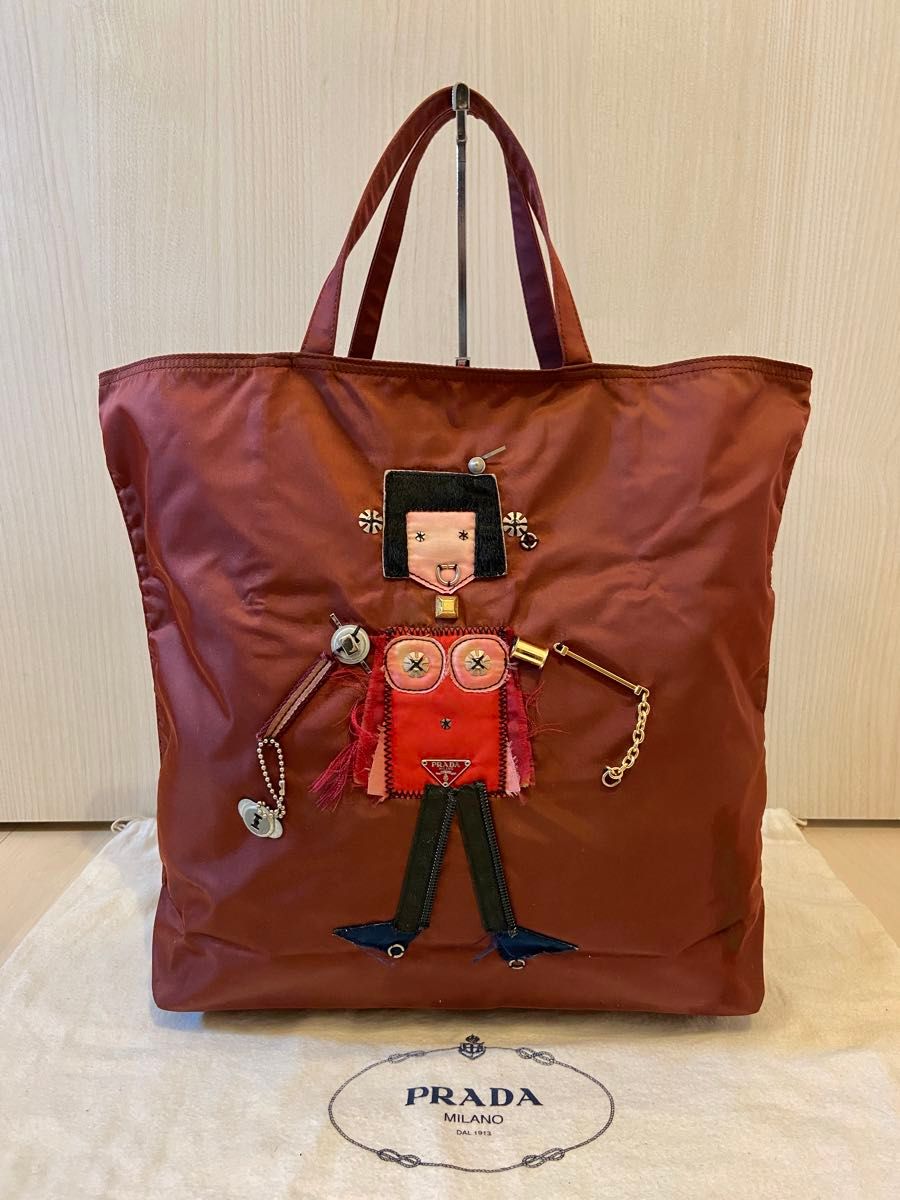 PRADA トートバッグ ナイロン 赤 三角ロゴプレート 人形 PRADA トートバッグ ナイロン 赤 三角ロゴプレート 人形