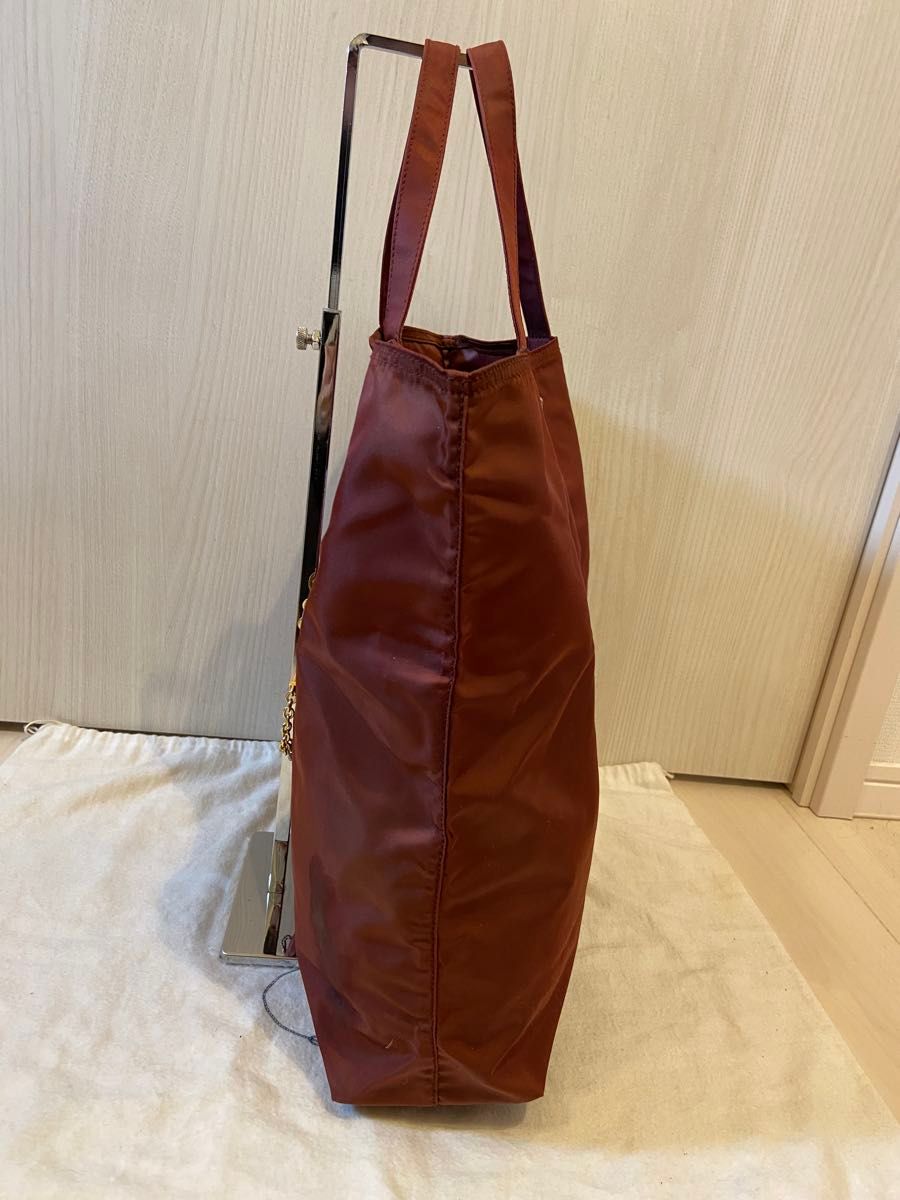 PRADA トートバッグ ナイロン 赤 三角ロゴプレート 人形 PRADA トートバッグ ナイロン 赤 三角ロゴプレート 人形