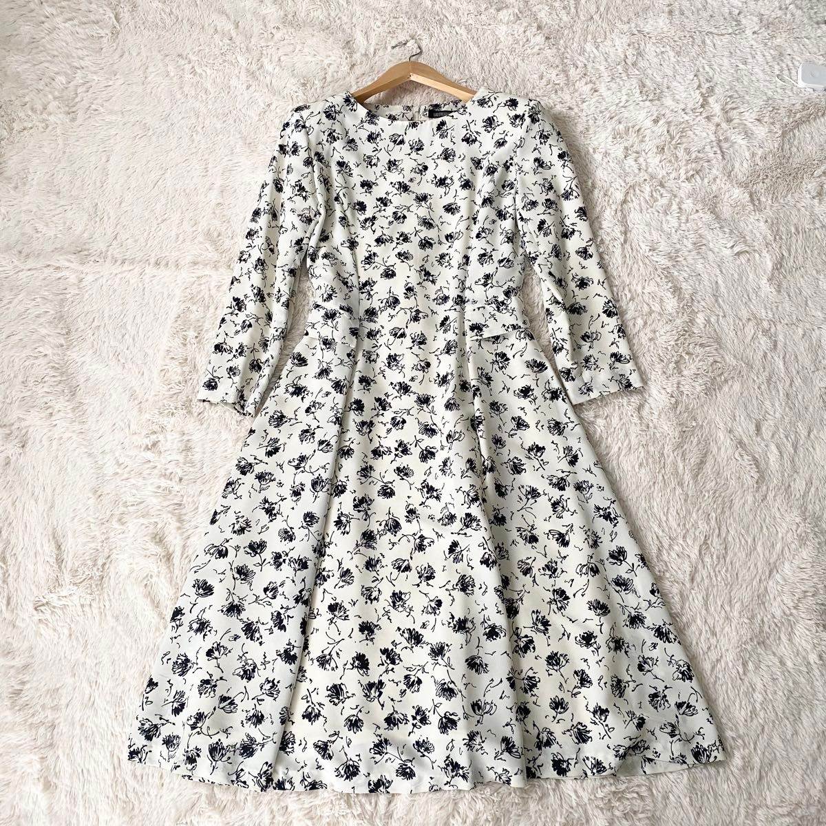 LAUTREAMONT】フラワープリントロングワンピース 長袖 Mサイズ LAUTREAMONT】フラワープリントロングワンピース 長袖 Mサイズ