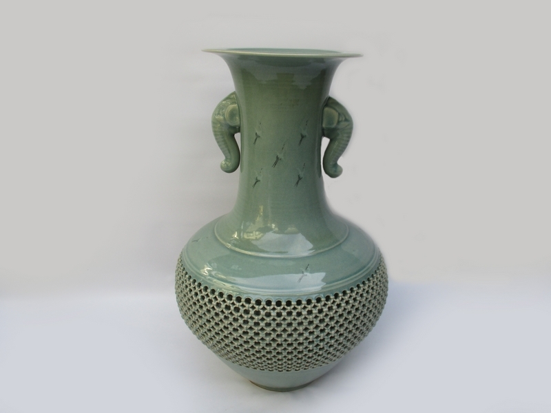 □ 花瓶 壺 青磁 [ 秋岩陶芸研究所 呉吉煥 ] 像耳付□ 透かし h約62cm