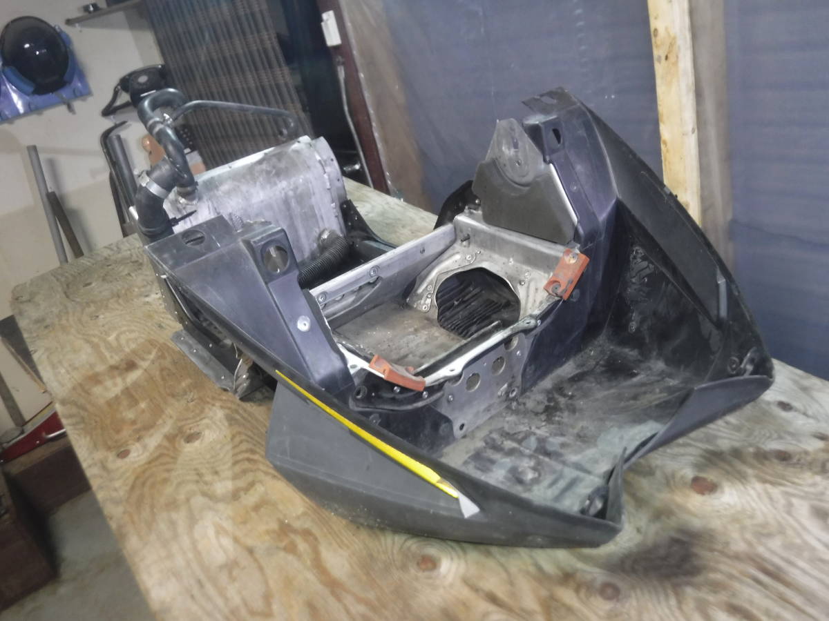 Ski doo 05 Summit 1000 Highmark X SDI ②　フレーム　フロント側　ラジエター付　rev800 1000RT_画像2