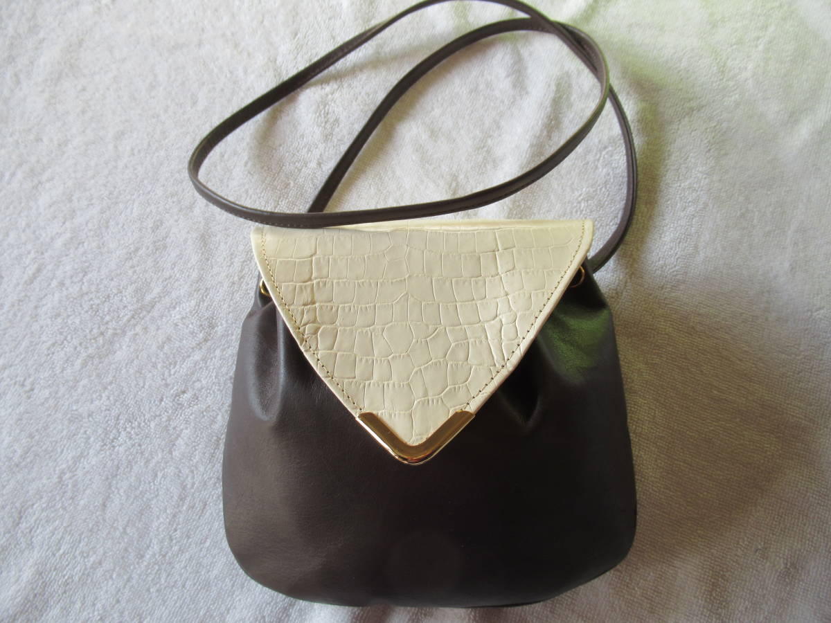  handmade pochette real leather made middle . pocket have scorching tea × eggshell white string . circle .. handbag also becomes 17×18cm