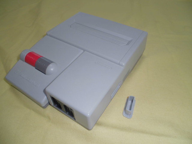 ●任天堂製《ニュ－ファミコン》(HVC-101/動作可)［箱説付・中古］●_本体の表面の拡大写真