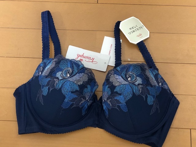 新品、Triumph【トリンプ】 のやさしく包みこむブラ★E75★7040円→2200円即決★濃紺色、ワイヤー入り ブラジャー、花刺繍_画像1