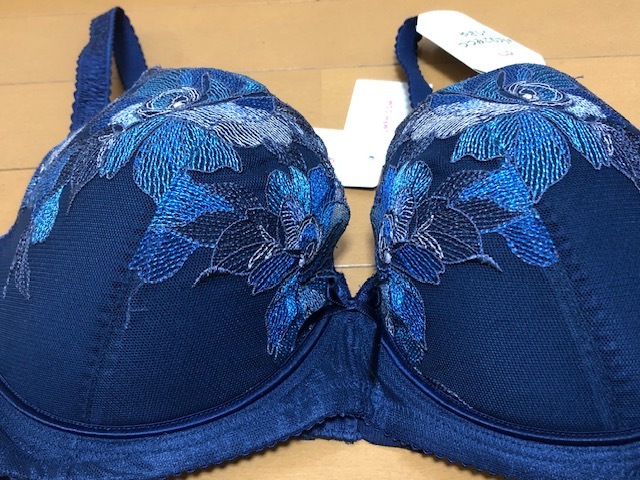 新品、Triumph【トリンプ】 のやさしく包みこむブラ★E75★7040円→2200円即決★濃紺色、ワイヤー入り ブラジャー、花刺繍_画像3