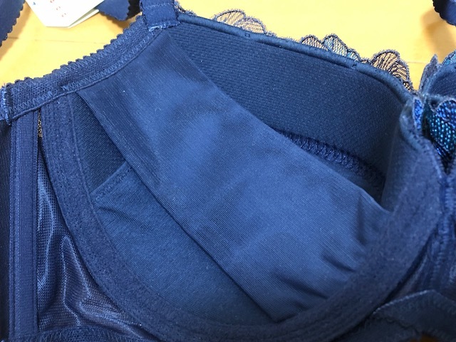 新品、Triumph【トリンプ】 のやさしく包みこむブラ★D80★7040円→2200円即決★濃紺色、ワイヤー入り _画像7