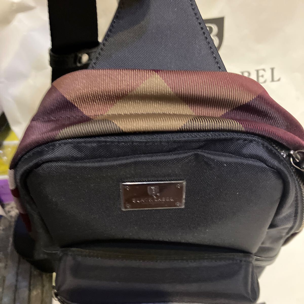 新品 ブラックレーベル クレストブリッジ CBチェック 切替え ボディバッグ ○新品○送料込 BLACK LABEL CRESTBRIDGE ボディバッグ 黒 赤CB