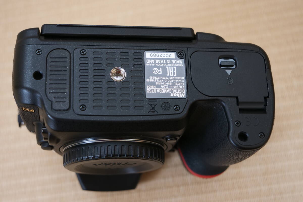 ニコン　D750　超美品　シャッター回数2,555回　元箱付き ニコン D750 超美品 シャッター回数2,555回 元箱付き デジタルカメラ