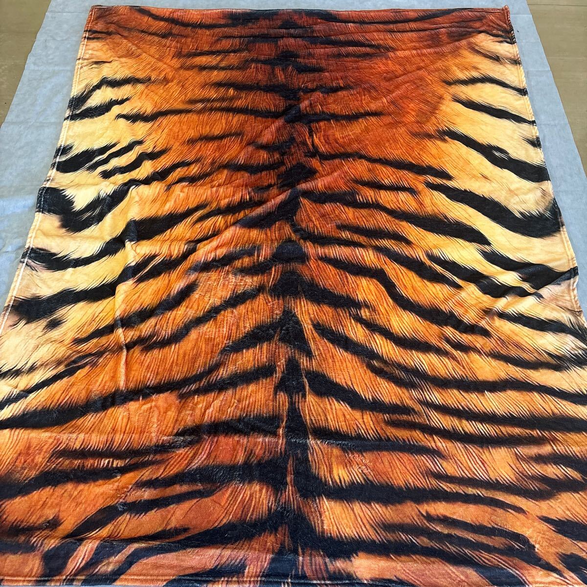 タイガー　トラ柄　虎柄　ブランケット　約200150cm パーティグッズ　寝具