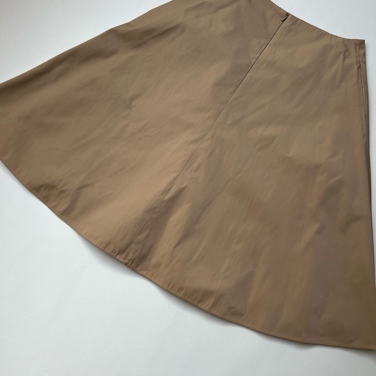 美品 FOXEY シルク100％ タック プレートロゴ 膝丈 フレアスカート