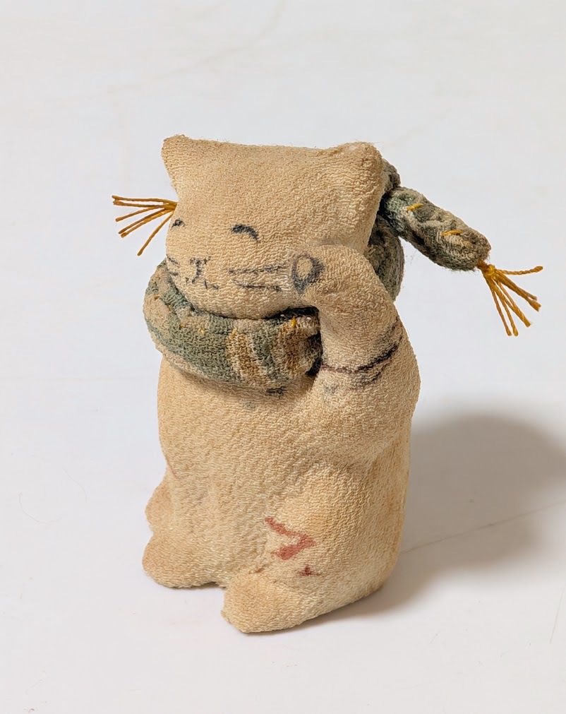最も優遇 69 猫 置物 招き猫 古作 ちりめん細工 縮緬 刺繍 張子猫 創作 クラフト・布製品