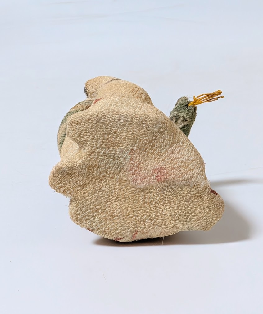 69 猫 置物 招き猫 古作 ちりめん細工 縮緬 刺繍 張子猫 創作