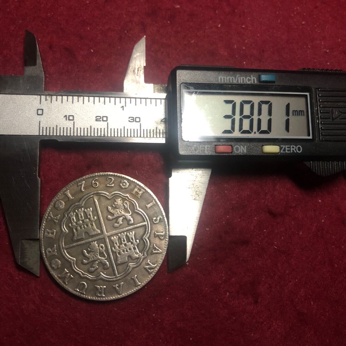 銀貨 1762年 8レアル銀貨 カルロス3世 スペインの啓蒙専制君主 銀貨 1762年 8レアル銀貨 カルロス3世 スペインの啓蒙専制君主
