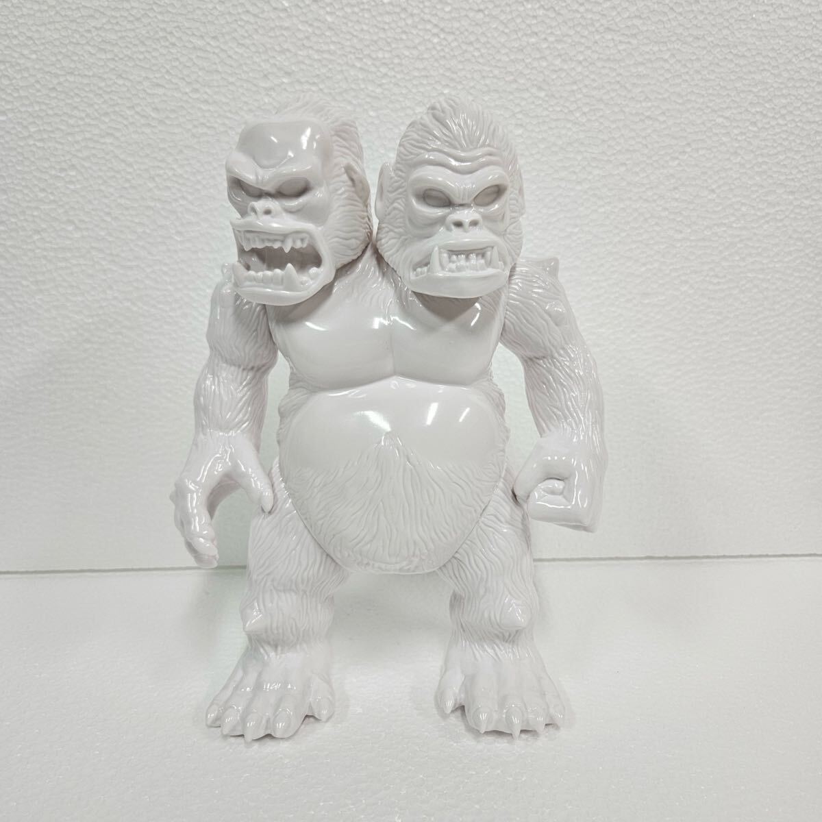 ソフビ Sofubi HxS キングゴリラ獣 30CM WHITE(ソフビ)｜売買
