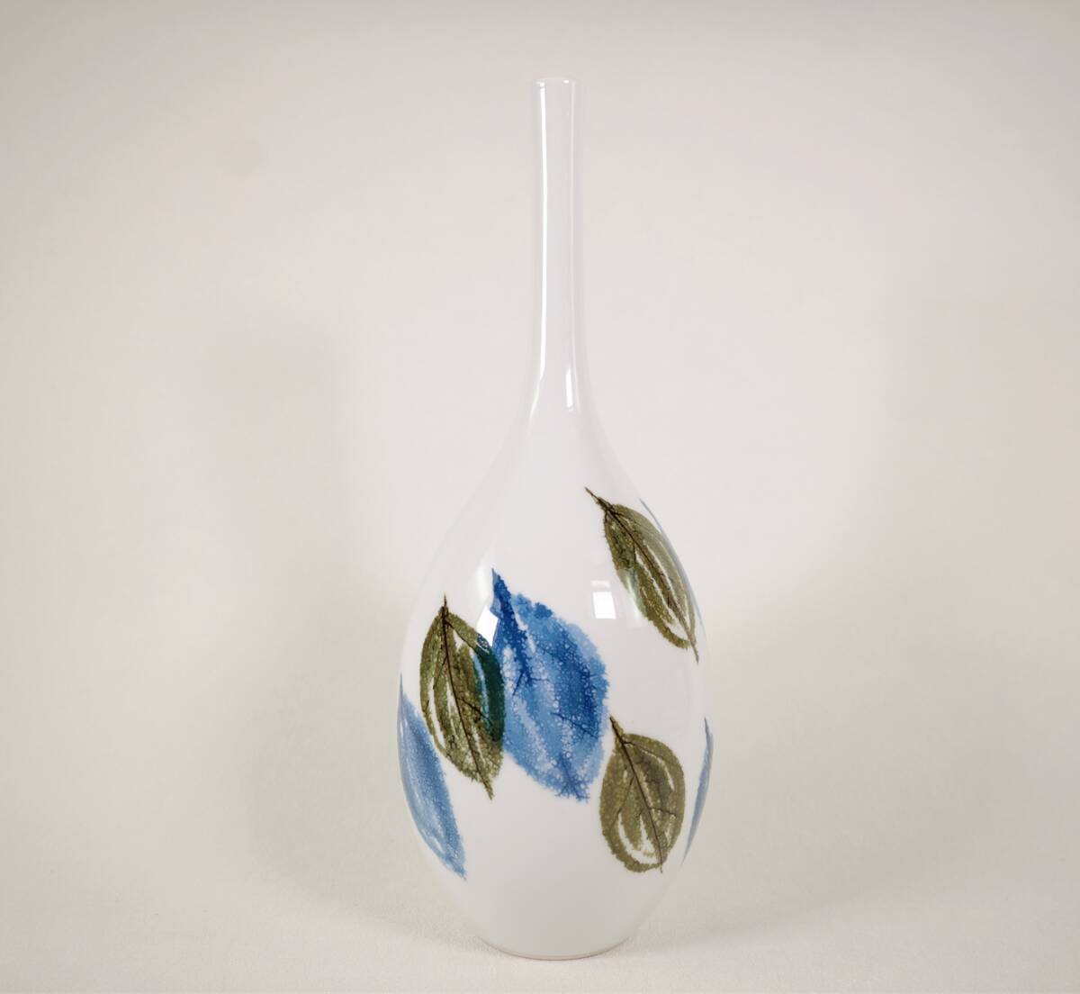 有田焼の人気陶芸家 日展作家 藤井朱明 染付木の葉文花瓶 箱無し 有田焼の人気陶芸家 日展作家 藤井朱明 染付木の葉文花瓶 箱無し