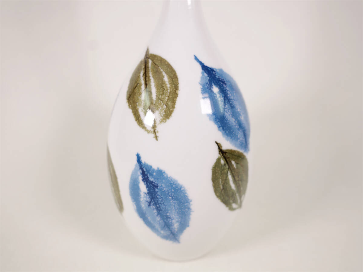 有田焼の人気陶芸家 日展作家 藤井朱明 染付木の葉文花瓶 箱無し 有田焼の人気陶芸家 日展作家 藤井朱明 染付木の葉文花瓶 箱無し
