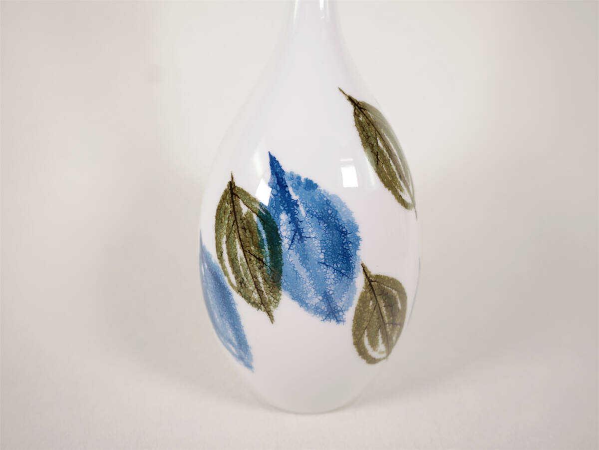 有田焼の人気陶芸家 日展作家 藤井朱明 染付木の葉文花瓶 箱無し 有田焼の人気陶芸家 日展作家 藤井朱明 染付木の葉文花瓶 箱無し